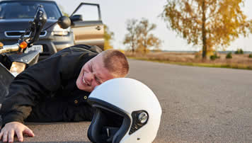 ¿Qué compensaciones puedo recibir tras un accidente de motocicleta? 